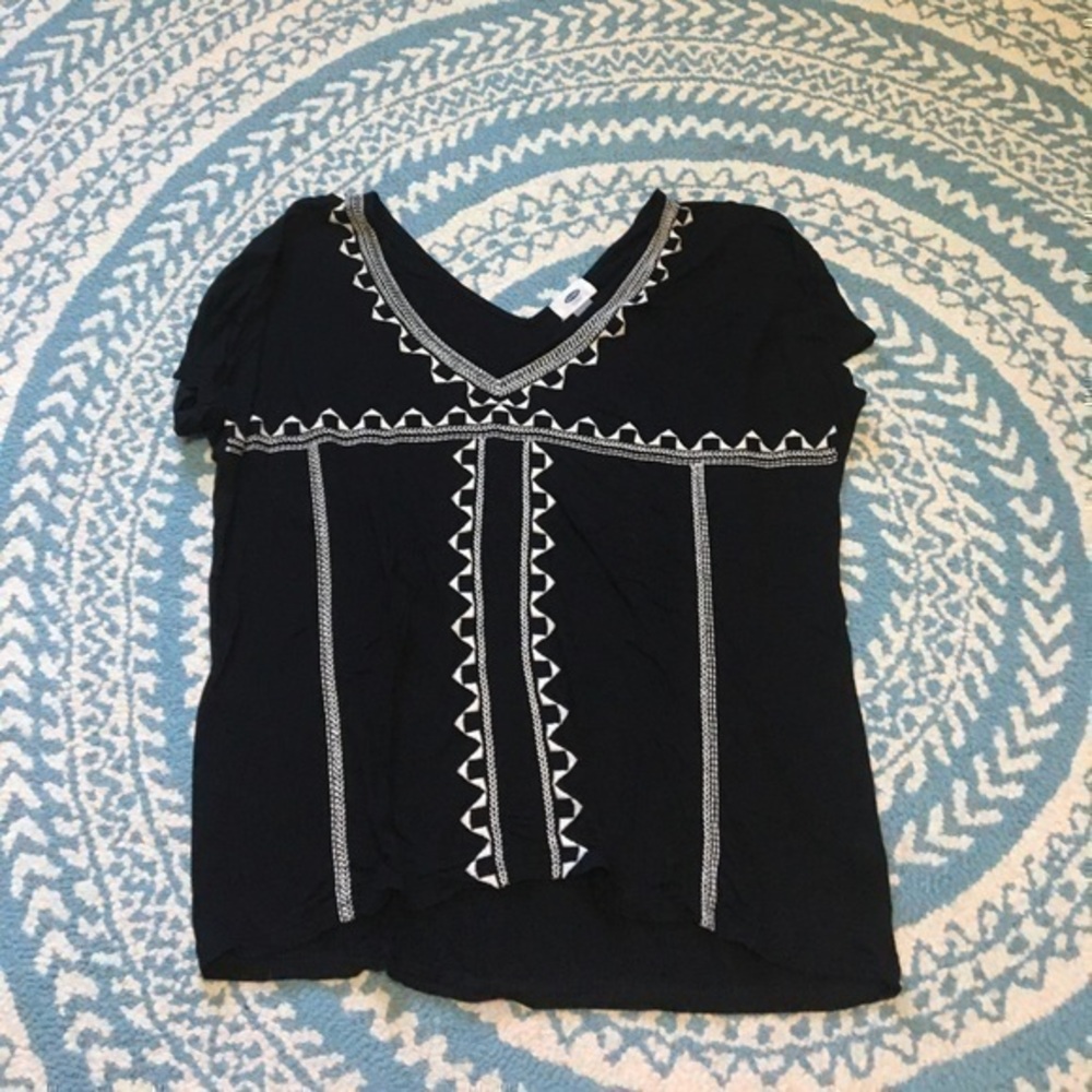 🆑Old Navy embroidered tee